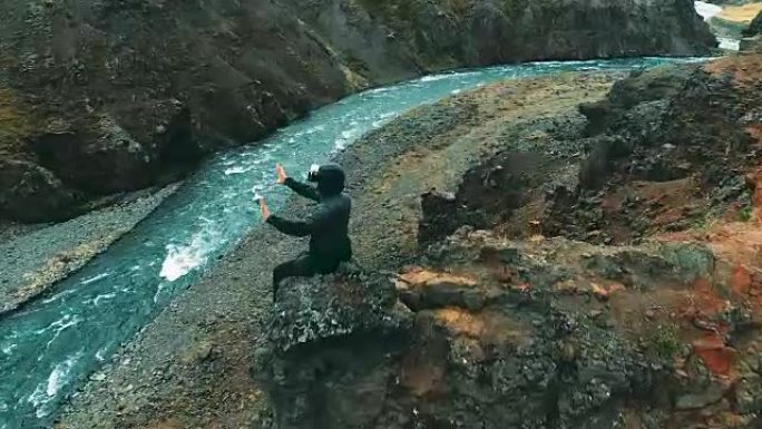 探索雄伟峡谷中的虚拟现实。鸟瞰图