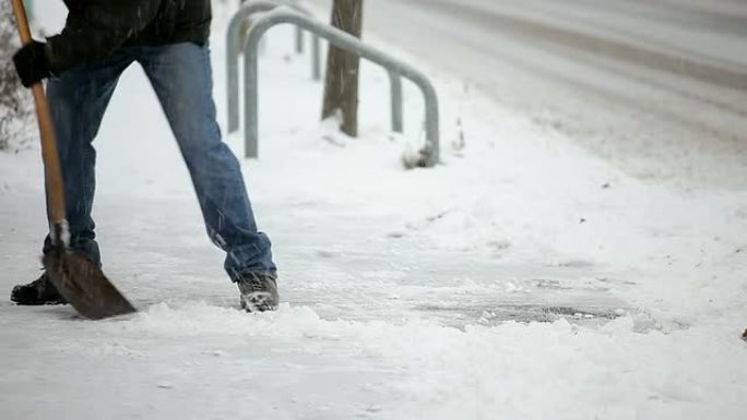 冬季来临清理路面铲雪