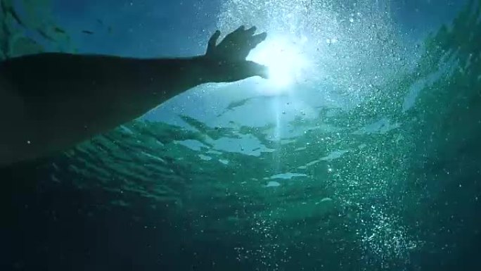 POV: 溺水时，男人伸出手臂，试图浮出水面。