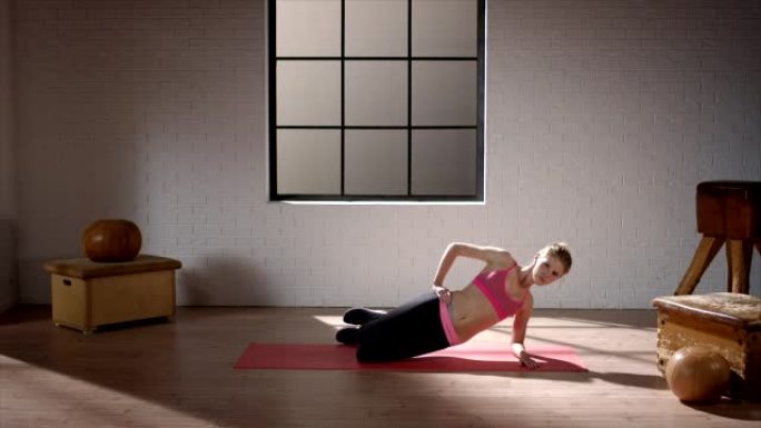 女人在健身房锻炼 (骨盆横向提升)