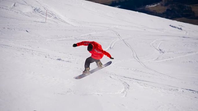 滑雪者在滑雪坡上表演技巧