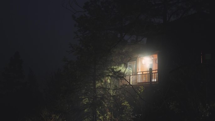 夜晚亮着灯光的小木屋