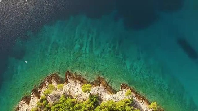 沿着岩石海岸航行的飞艇