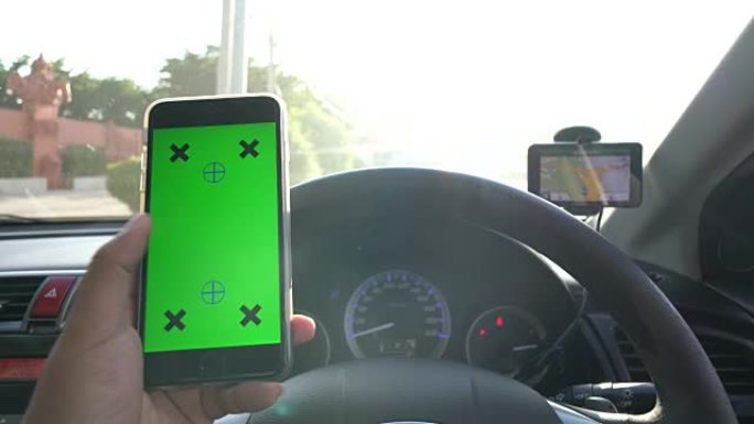 商人在带有GPS，绿屏的汽车中使用智能手机