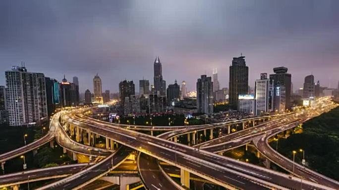繁忙路口的T/L WS HA鸟瞰图，昼夜过渡/中国上海