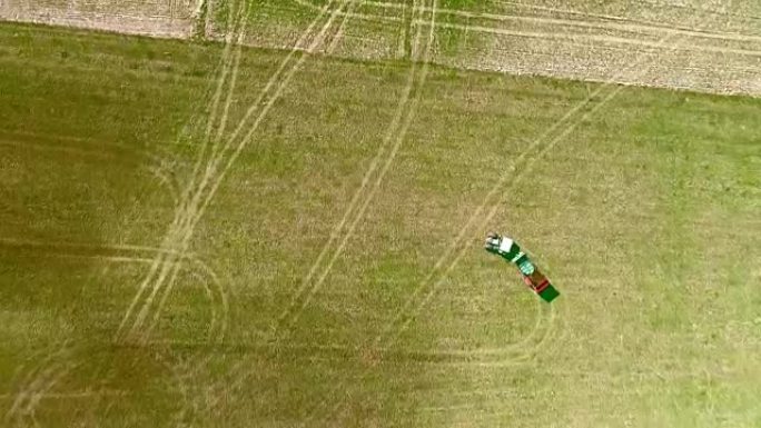 空中拖拉机在草地上撒肥