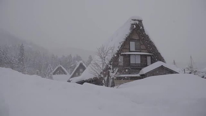 日本冬季，日本岐阜，石川县和富山县附近的雪中是白川县的传统茅草屋。
