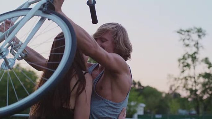 年轻夫妇骑自行车的浪漫约会