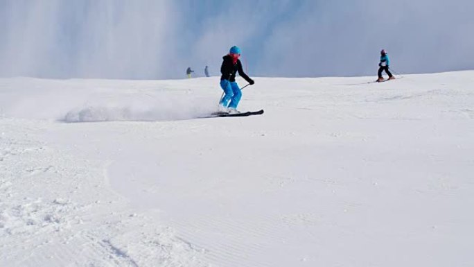 SLO MO女人在滑雪场上滑雪