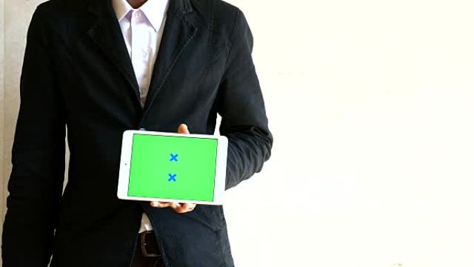 商人展示色度键平板电脑，用于在白色背景、绿色屏幕、4K(UHD) 上展示