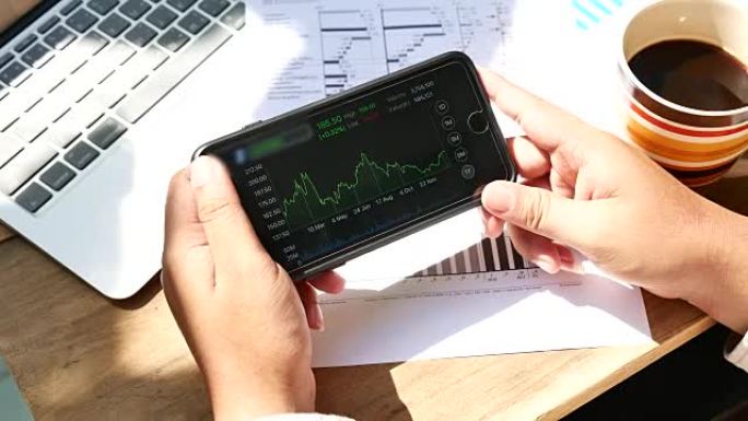 商业人士用智能手机分析股票市场数据