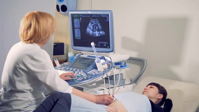 医生对孕妇进行超声波检查。