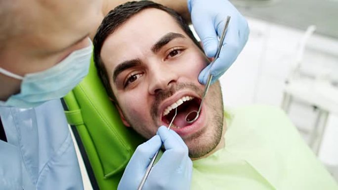 牙医的年轻人笑容笑脸外国人治牙