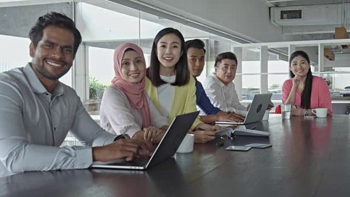 亚洲商务人士在办公室使用笔记本电脑的侧视视频