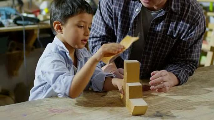 男孩打磨木制玩具男孩打磨木制玩具