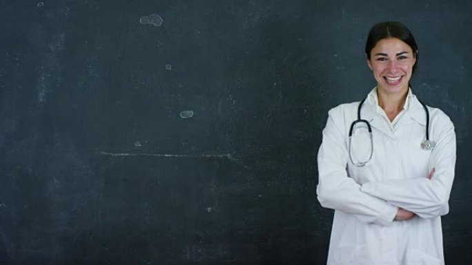 教授的肖像，博士 (学生) 站在黑色的黑板上，在黑色的背景上。