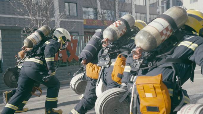 消防员出动日常训练
