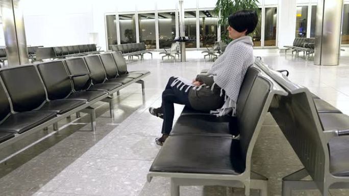 坐在机场候机室里的一位不耐烦的女士