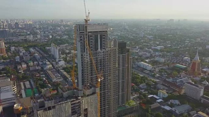 曼谷市的鸟瞰图，收费公路，空中火车，建筑工地和河流