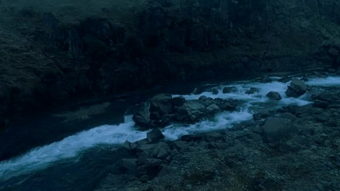 河流蜿蜒在岩石中河流蜿蜒在岩石中