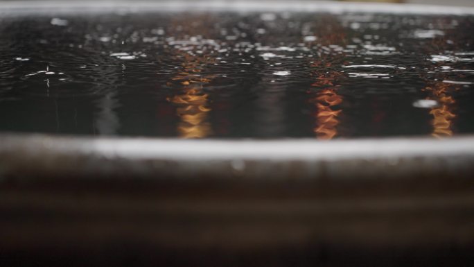 4k升格拍摄 水缸雨水滴落