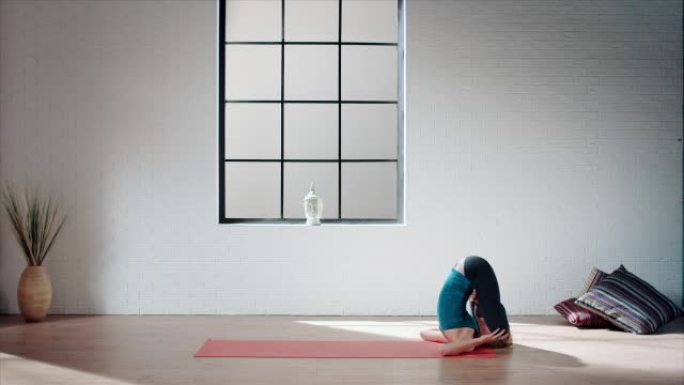 女人在健身房练习瑜伽 (荷花犁姿势)