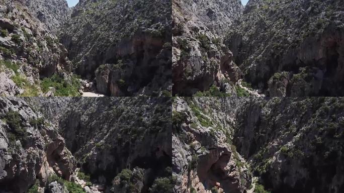 无人机飞越山脉狭窄的峡谷