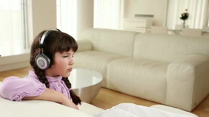 带耳机的女性儿童听音乐女孩带耳机听歌女孩