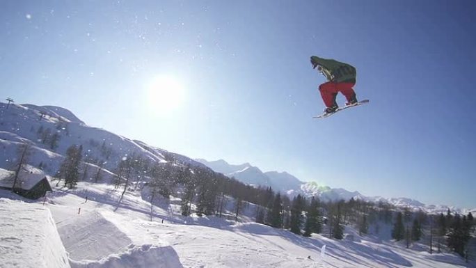 滑雪运动员在雪地公园里表演特技