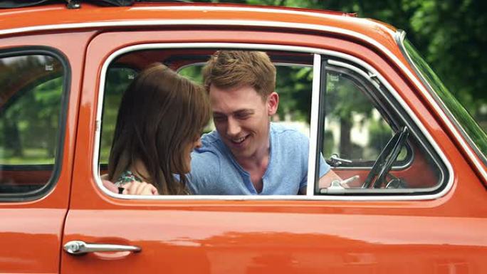 情侣在车里接吻汽车上亲嘴打kiss