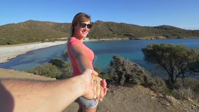 POV: 快乐的女朋友牵着你的手，带你参观岛上。