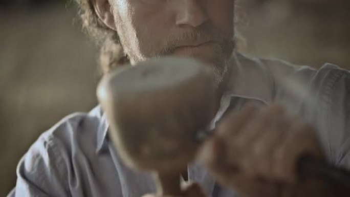 石匠用锤子和凿子雕刻石头