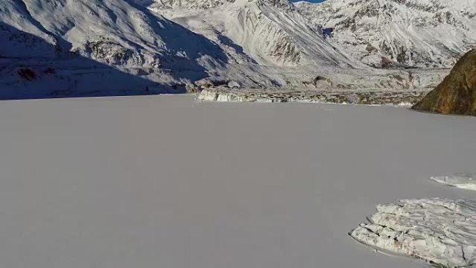 西藏冰川的鸟瞰图西藏冰川雪山