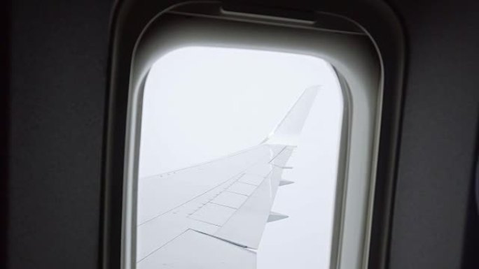 在经历一些湍流时从飞机窗口观看