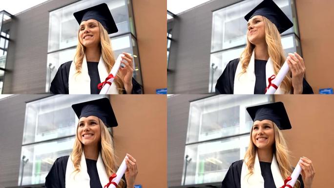 美丽的拉丁美洲成年妇女拿着学位，戴着毕业帽和礼服微笑