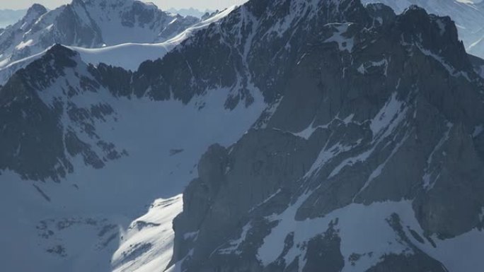 登山者在白雪覆盖的山峰上握手