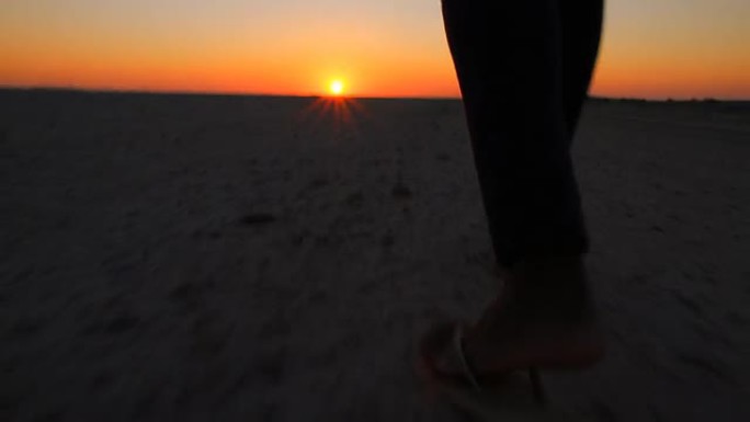 TS女人走向太阳海边沙滩落日