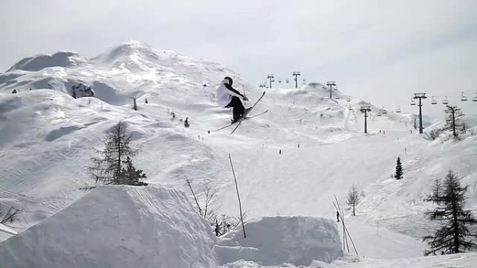 滑雪运动员在雪地公园表演特技