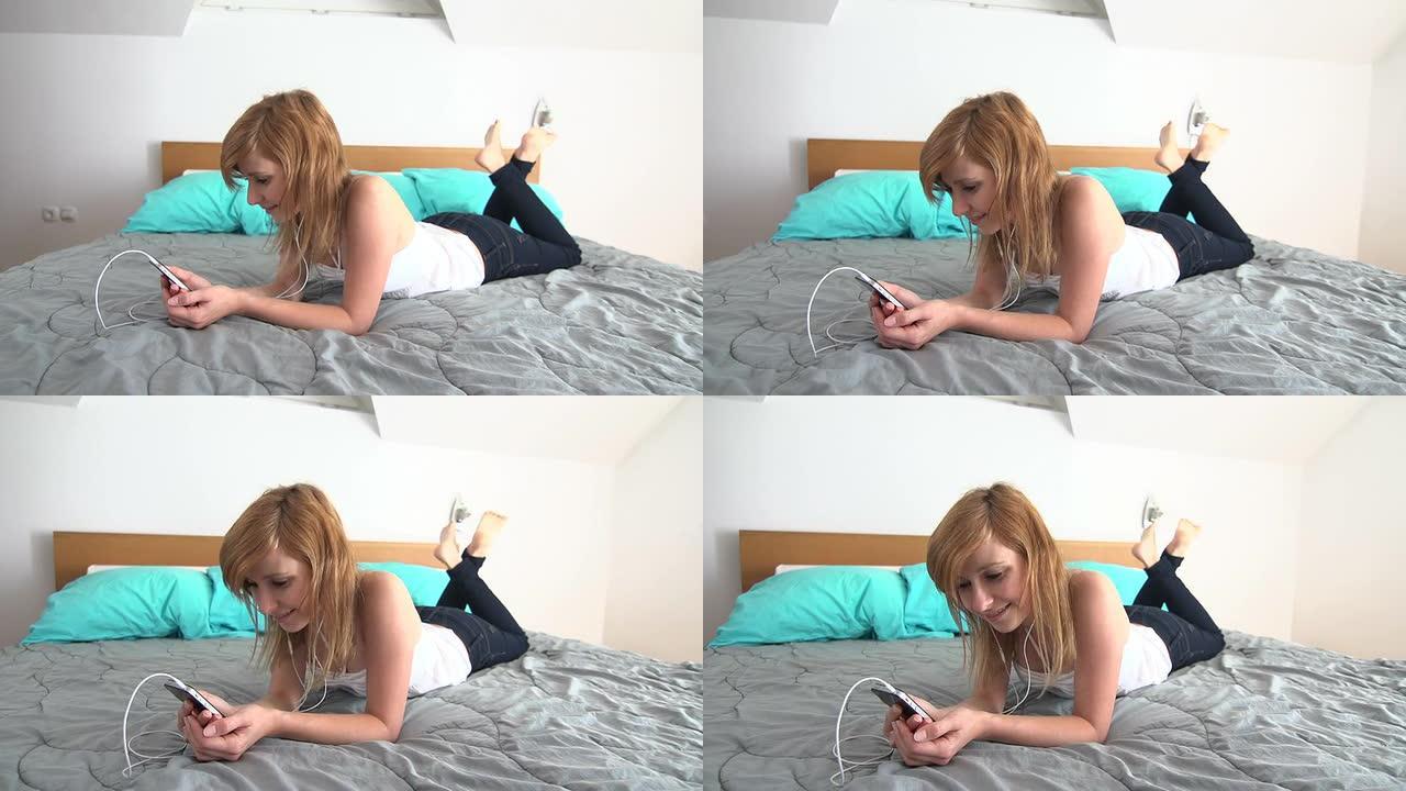 年轻的女人躺在床上，听着音乐