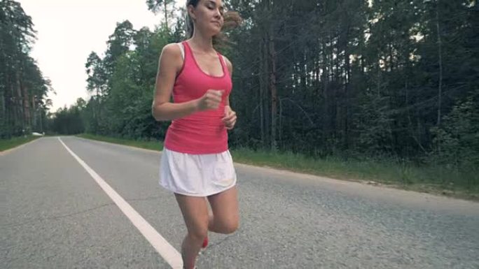 森林里一位漂亮女士的慢跑练习。健康的女运动员跑步。