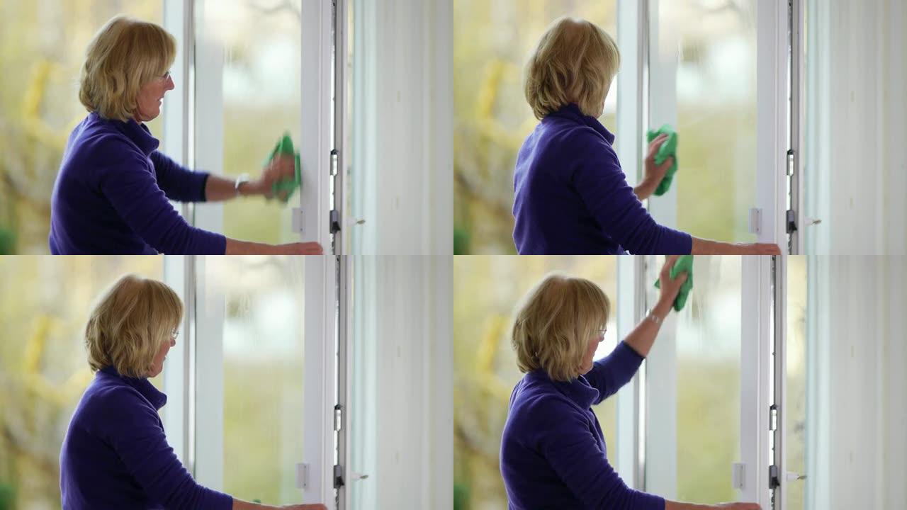 窗户清洁擦玻璃的外国妇女