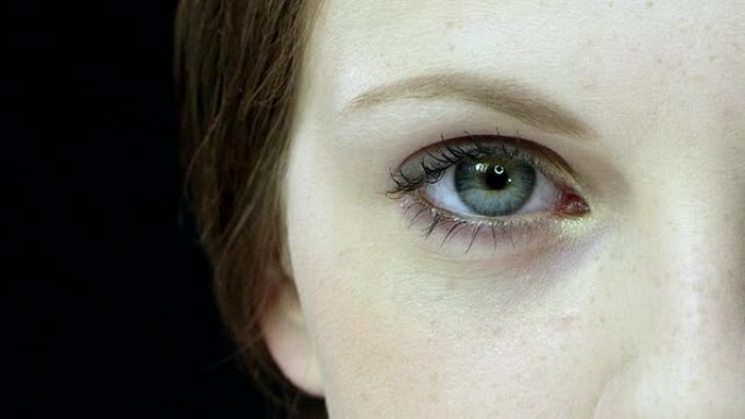 女人的眼睛特写漂亮的眼睛女性眼珠转动