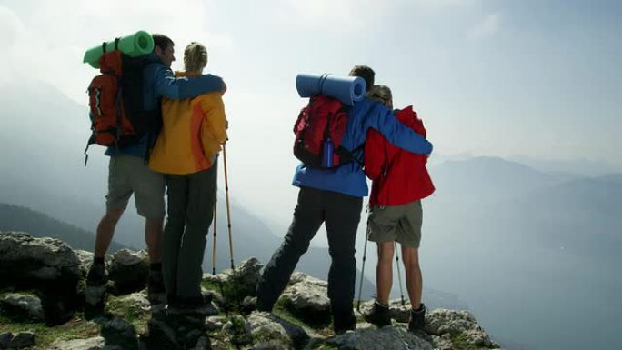 登山背包客登山登高远眺看向远方远处