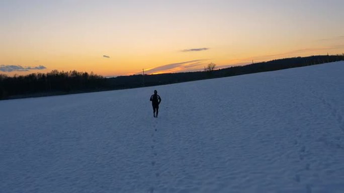 空中飞人在雪地里慢跑