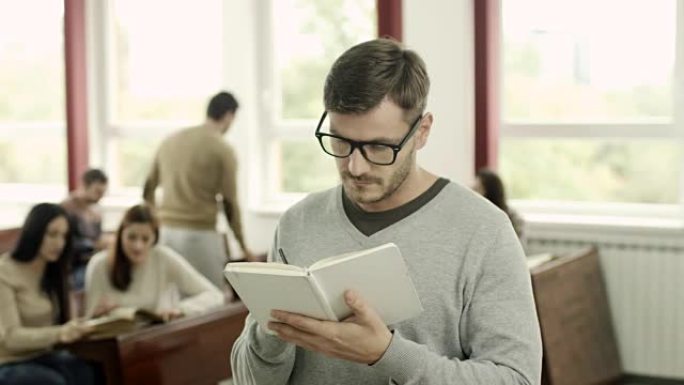 一名男学生的肖像看书眼镜外国男外国年轻男