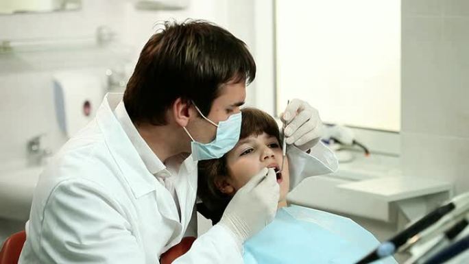 在牙医那里牙科医生医院拔牙种牙洗牙