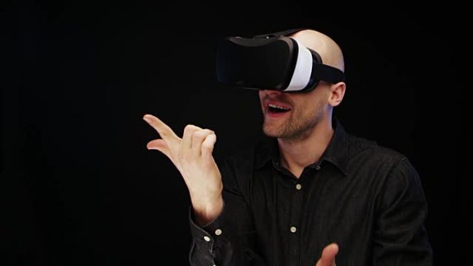 使用虚拟现实眼镜的人。欣赏虚拟蝴蝶