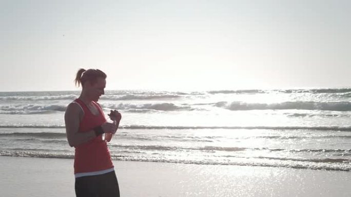 在海滩上慢跑沙滩外国运动健身奋斗美女
