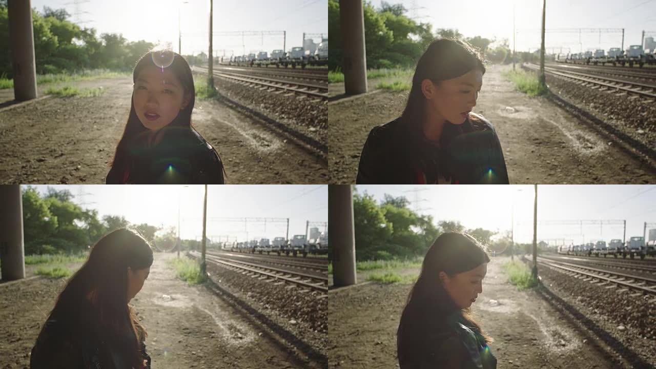 亚洲年轻女子独自在铁路上。