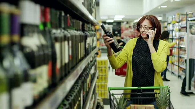 妇女在超市买酒购物商场外国人美女